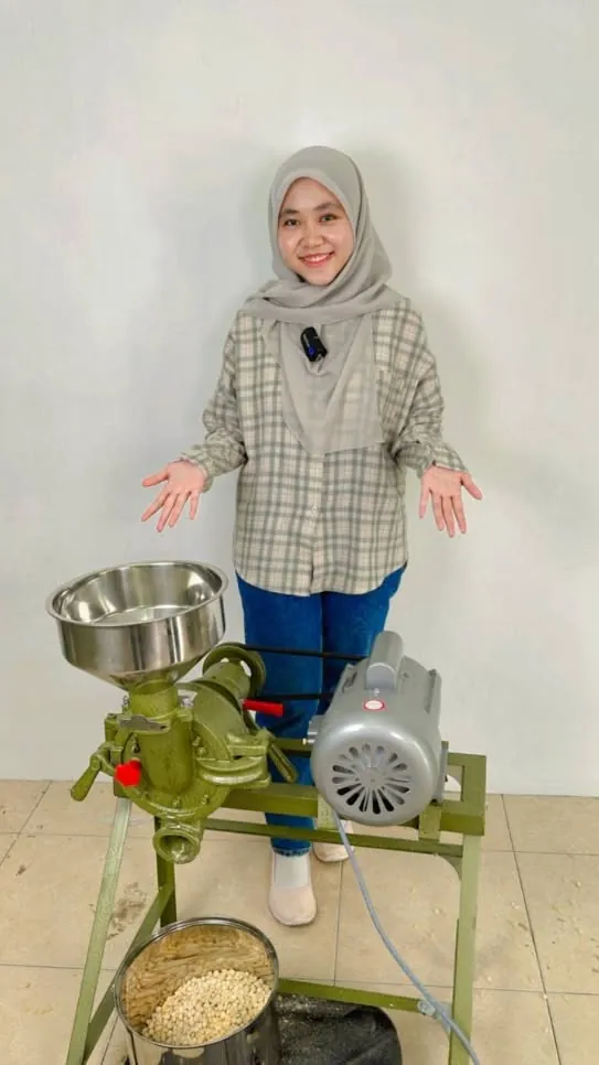 Staf Waffiy Mesin bersama mesin kupas kacang soya
