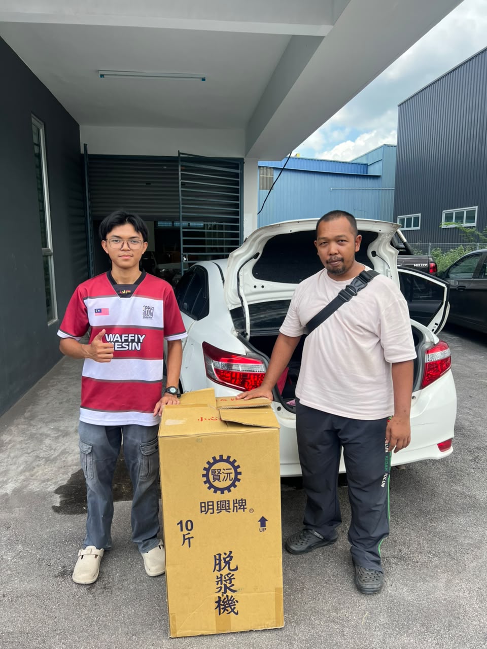 Pelanggan Waffiy Industries bersama mesin spinner KT-MH819